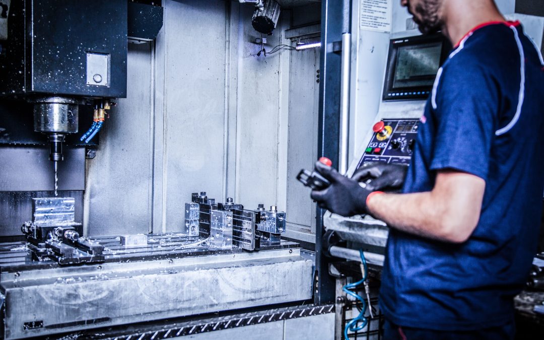 Saiba porque terceirizar a produção de peças usinadas