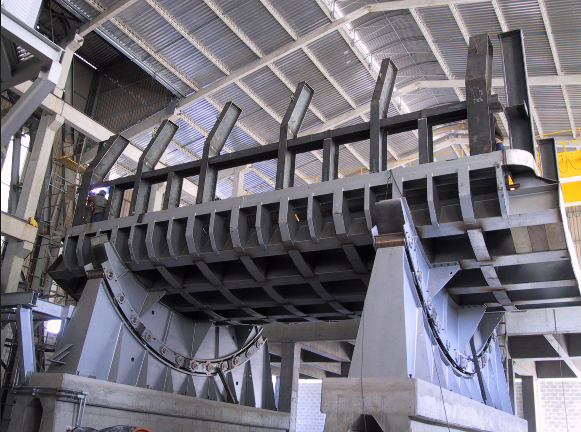 A Caldeiraria Industrial representa o alicerce das estruturas metálicas de médio e grande porte que suportam máquinas, equipamentos e operações industriais completas.