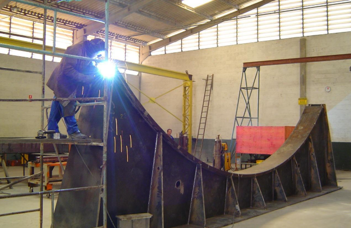 Caldeiraria Industrial: O que é e por que suas estruturas metálicas exigem o padrão médio e pesado